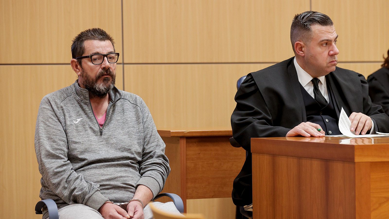 El culpable de asesinar a su hijo de 11 años, en la imagen junto a su abogado