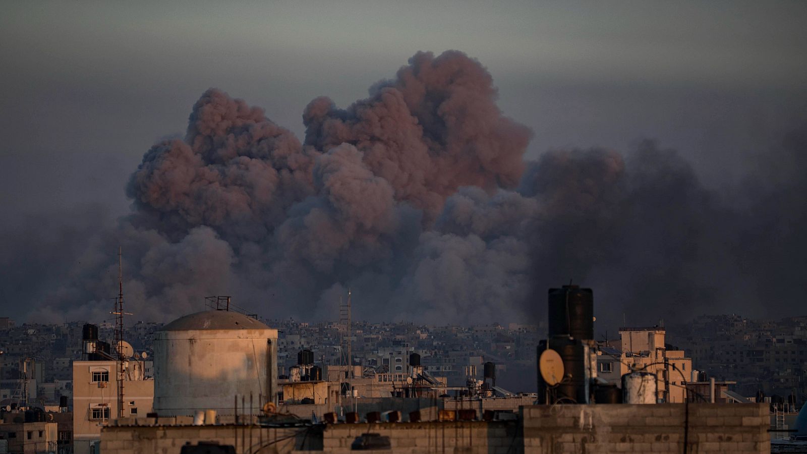 El humo, tras los ataques aéreos israelíes en Jan Yunis, sur de la Franja de Gaza, 16 de enero de 2024