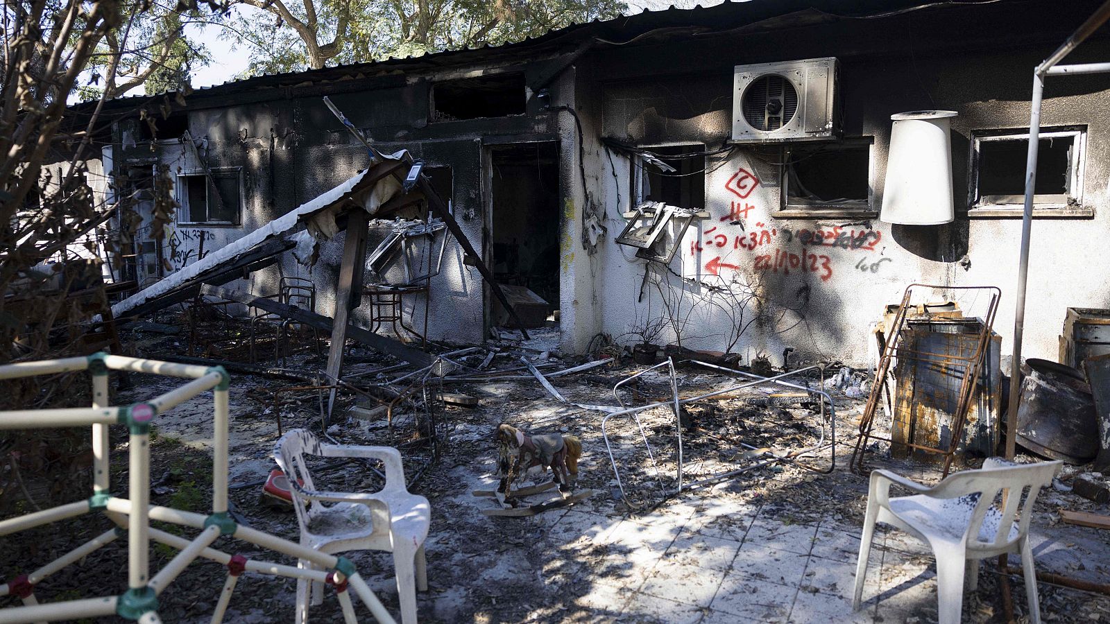 Una casa destruida en Nir Oz, una de las comunidades israelíes cercanas a la Franja de Gaza