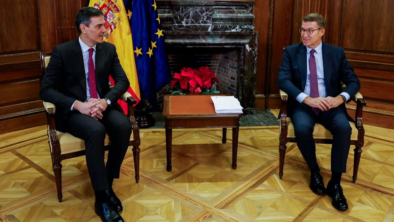 Pedro Sánchez (PSOE) y Alberto Núñez Feijóo (PP), reunidos el pasado mes de diciembre en el Congreso.