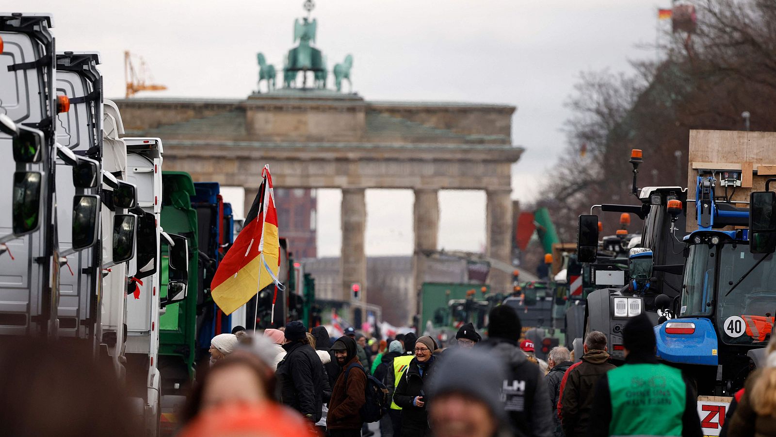 Manifestantes con tractores y camiones participan en una protesta de agricultores y camioneros, cerca de la histórica Puerta de Brandenburgo en Berlín