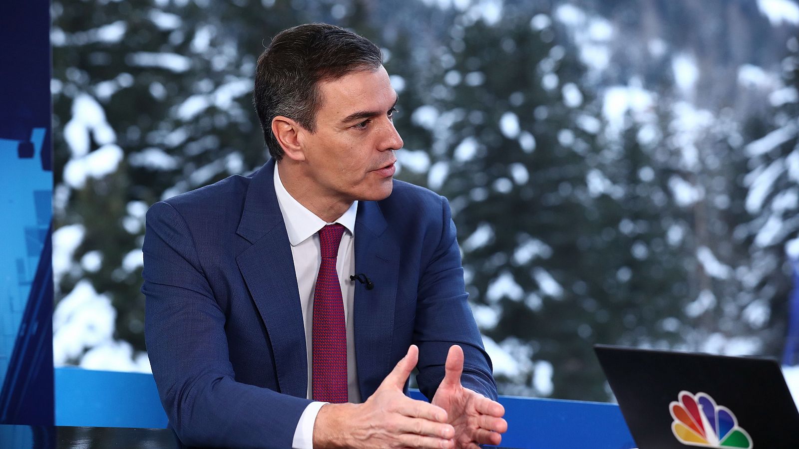 El presidente del Gobierno, Pedro Sánchez, es entrevistado por la CNBC en el marco del Foro Económico Mundial de Davos