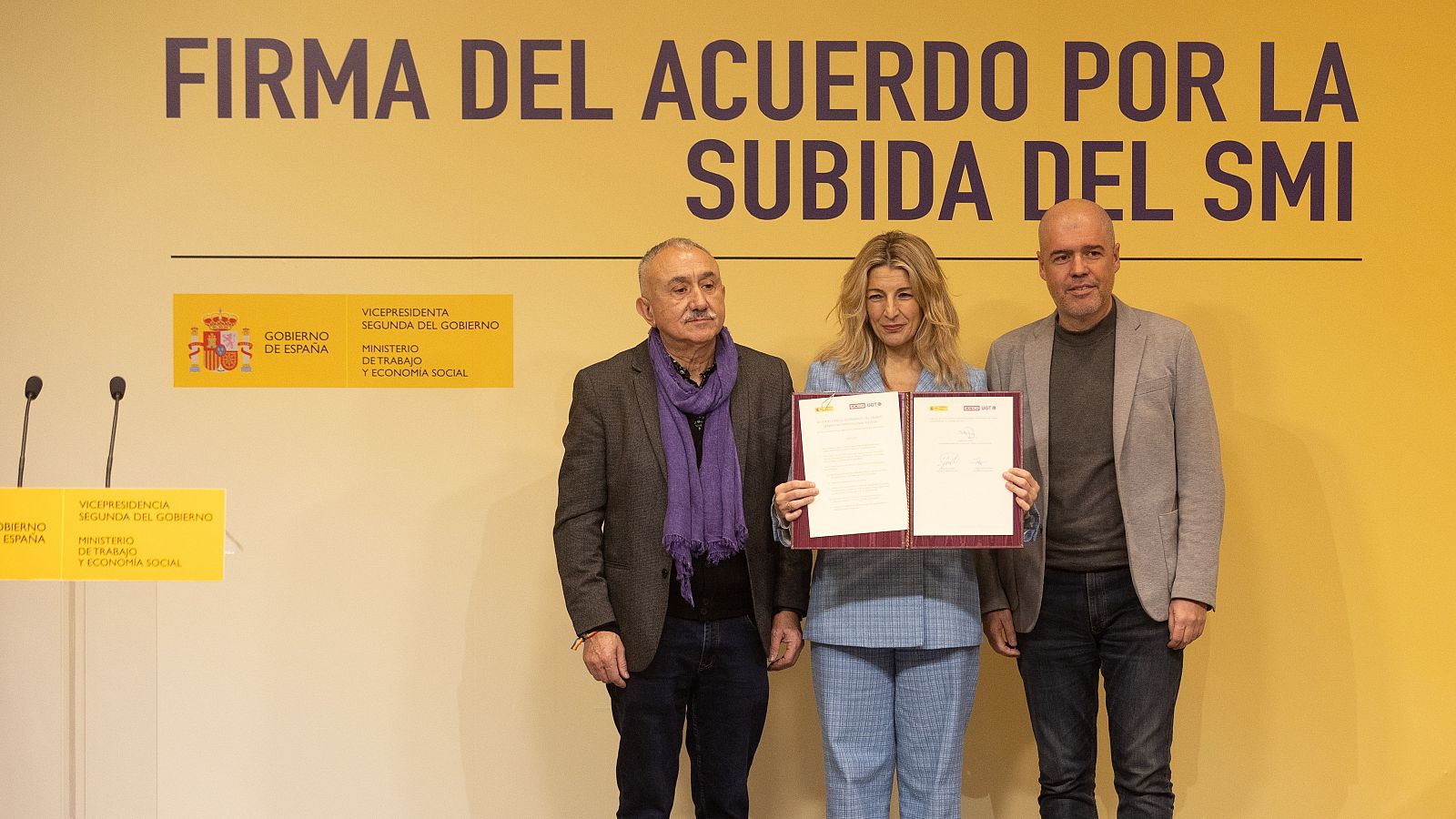 Díaz firma con CC.OO. y UGT el acuerdo para la subida del SMI