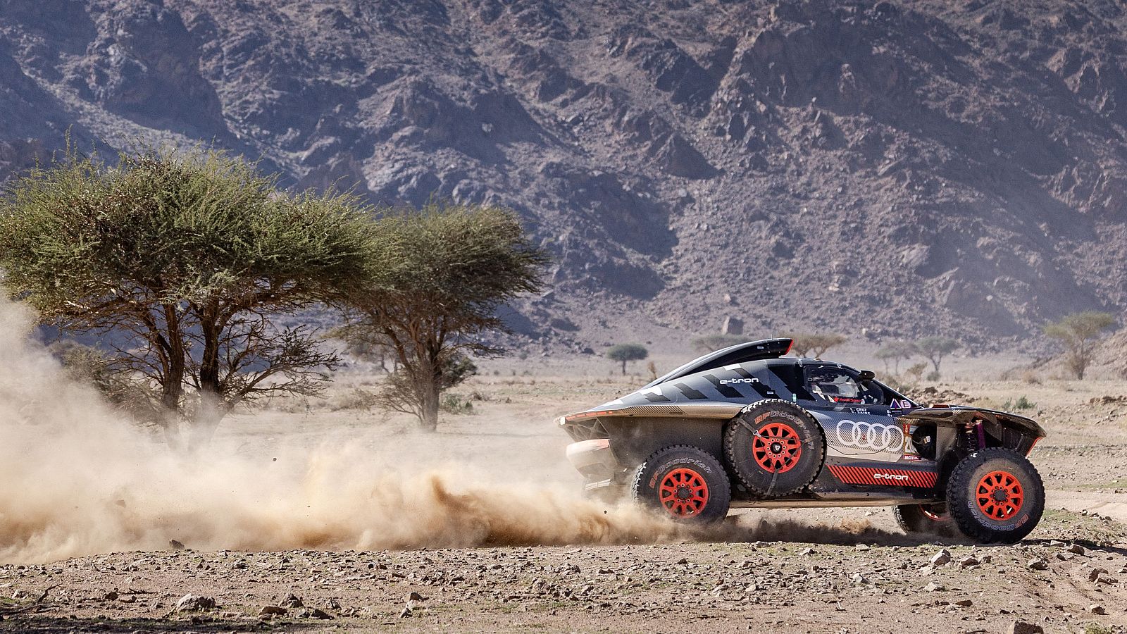 Carlos Sainz acaricia su cuarto Dakar