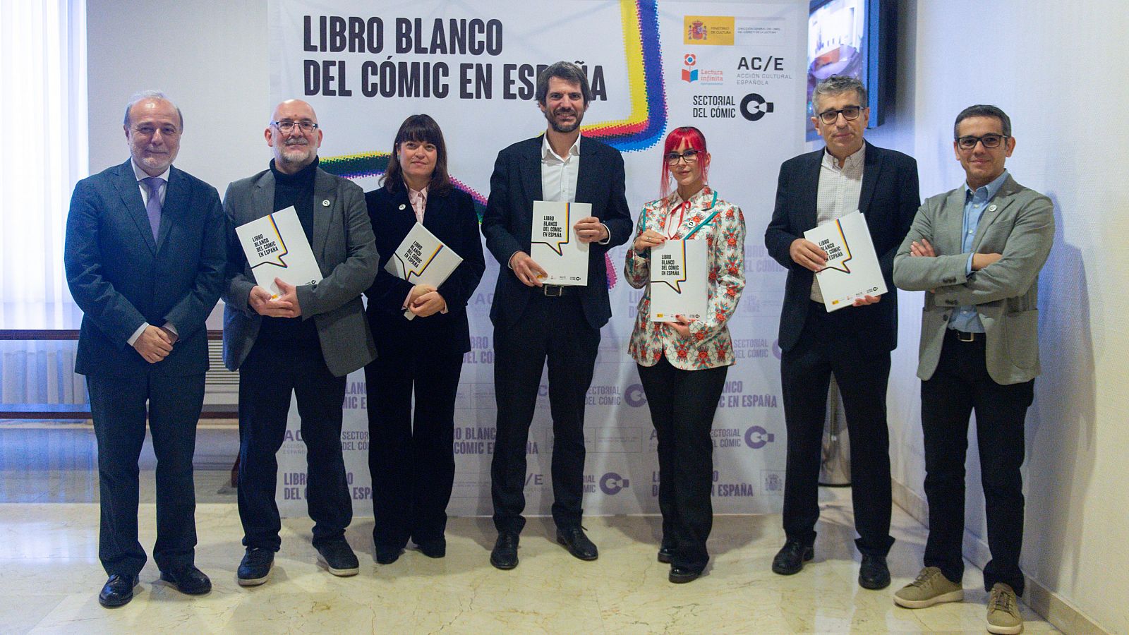 El Ministro de Cultura con los participantes en la pesentación del 'Libro Blanco del Cómic'