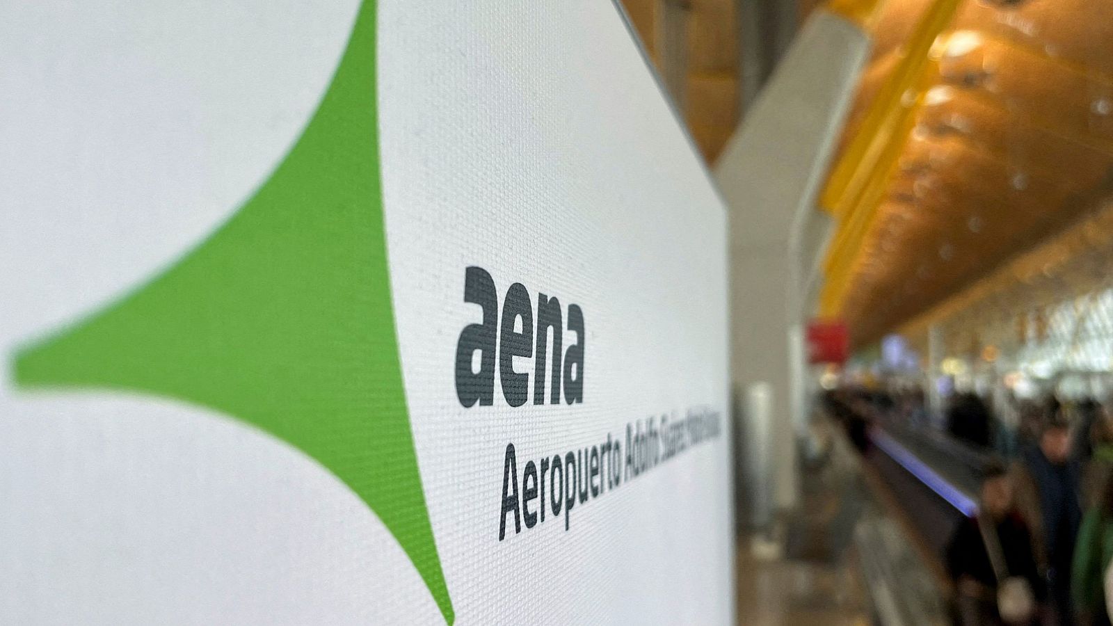 Logo de Aena en el Aeropuerto Adolfo Suárez Madrid Barajas