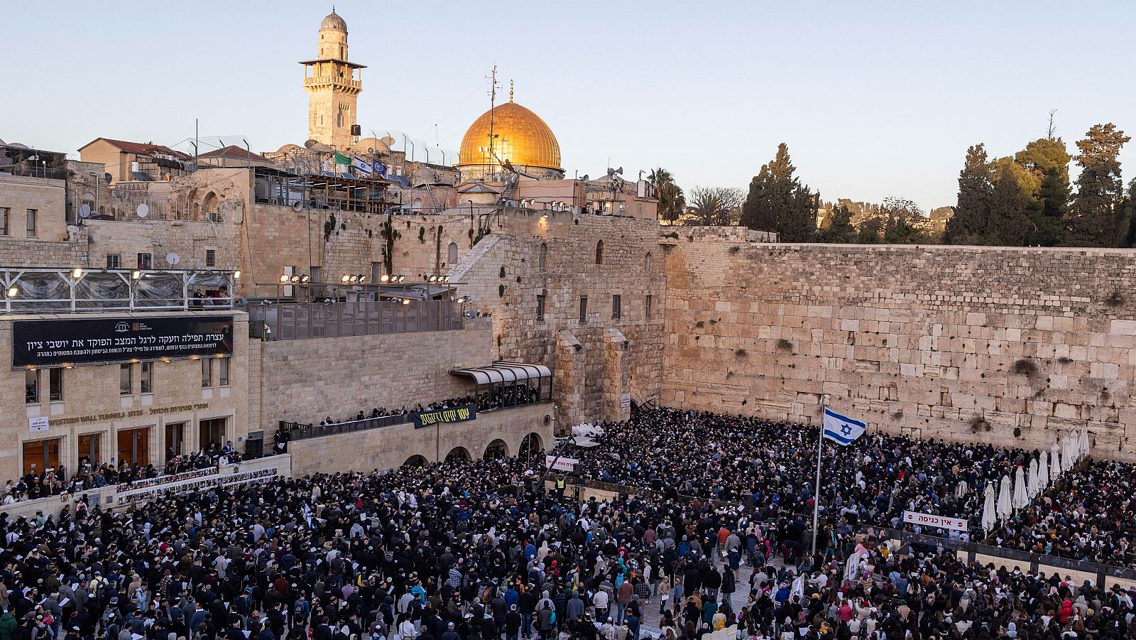 La gente se reúne ante el Muro de las Lamentaciones para rezar por el regreso de los israelíes rehenes de Hamás en Gaza