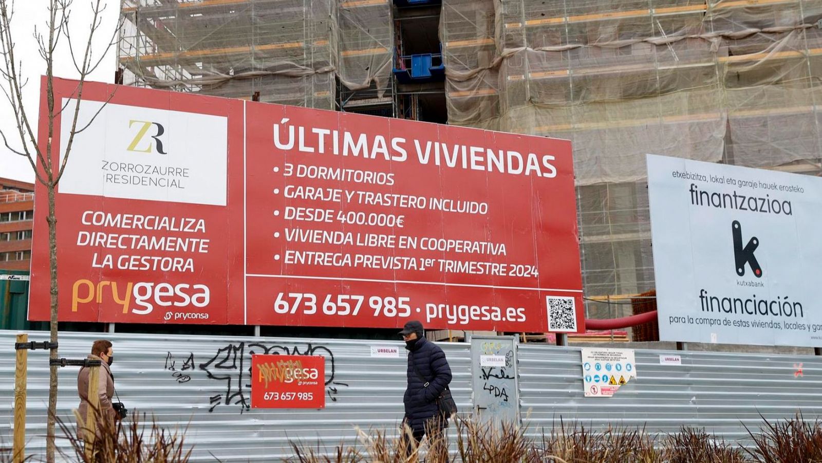 Una promoción de viviendas anunciando financiación en Bilbao