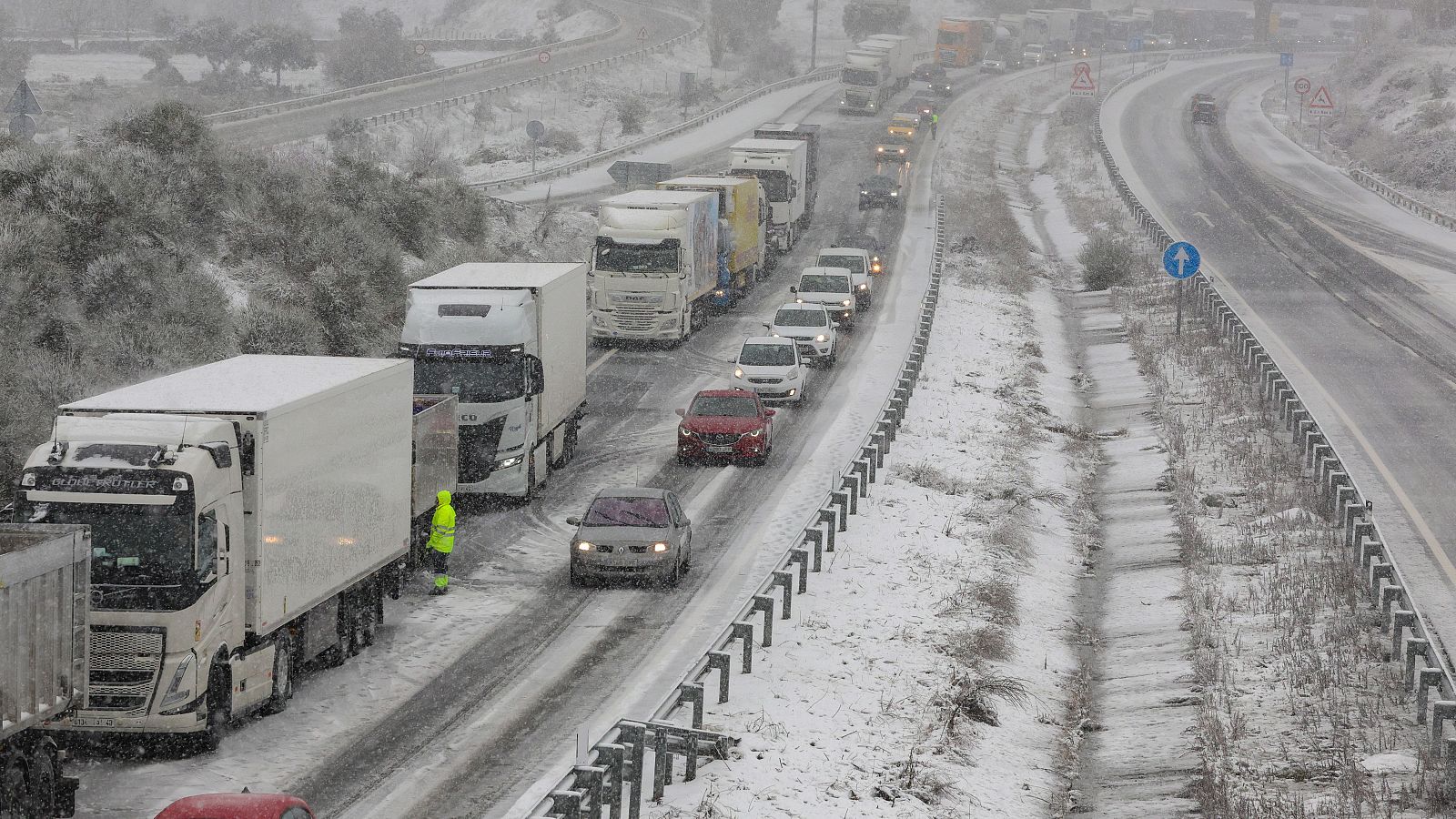 El temporal de nieve ha dejado esta tarde varadas a largas filas de camiones y coches