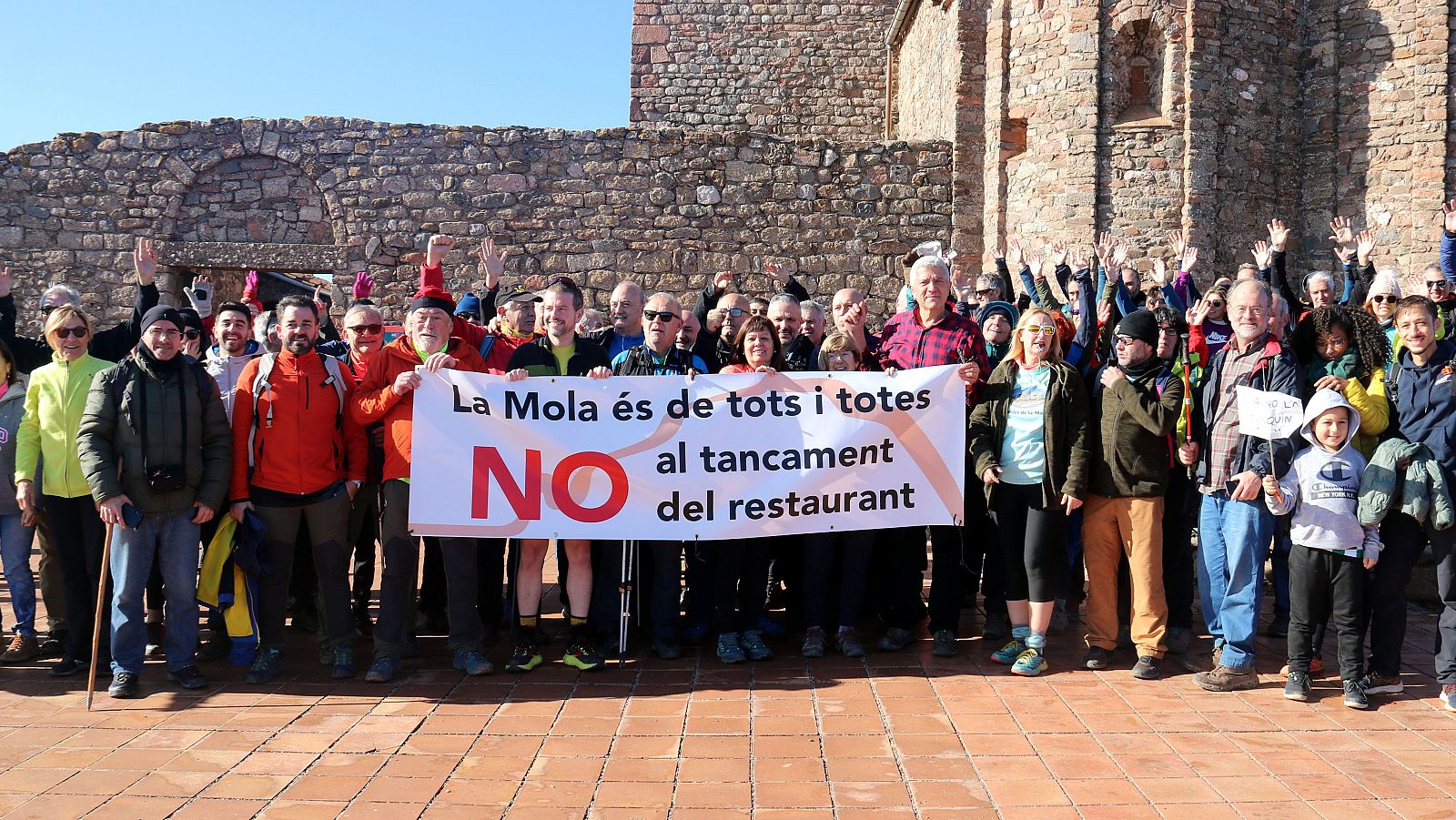 Clients i excursionistes protesten contra el tancament del restaurant 'La Mola'