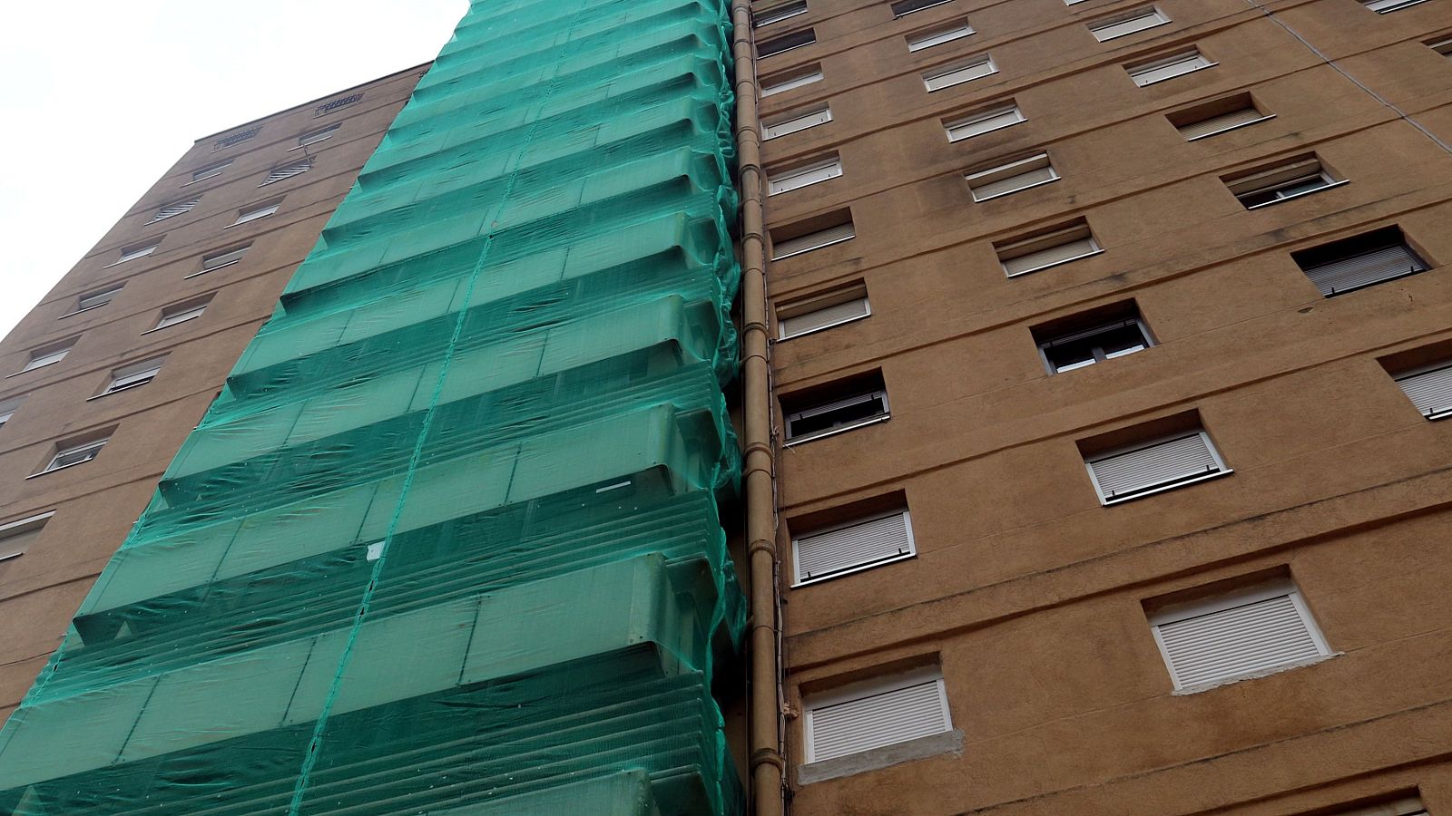 Edifici de Badia del Vallès amb elements de protecció per la presència d'amiant