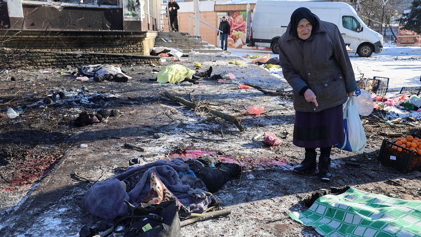 Cuerpos cubiertos en un mercado bombardeado por el Ejército ucraniano en la ciudad de Donetsk