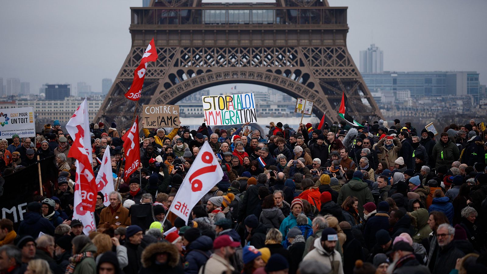 Decenas de miles de personas se manifiestan en Francia contra la ley de inmigración