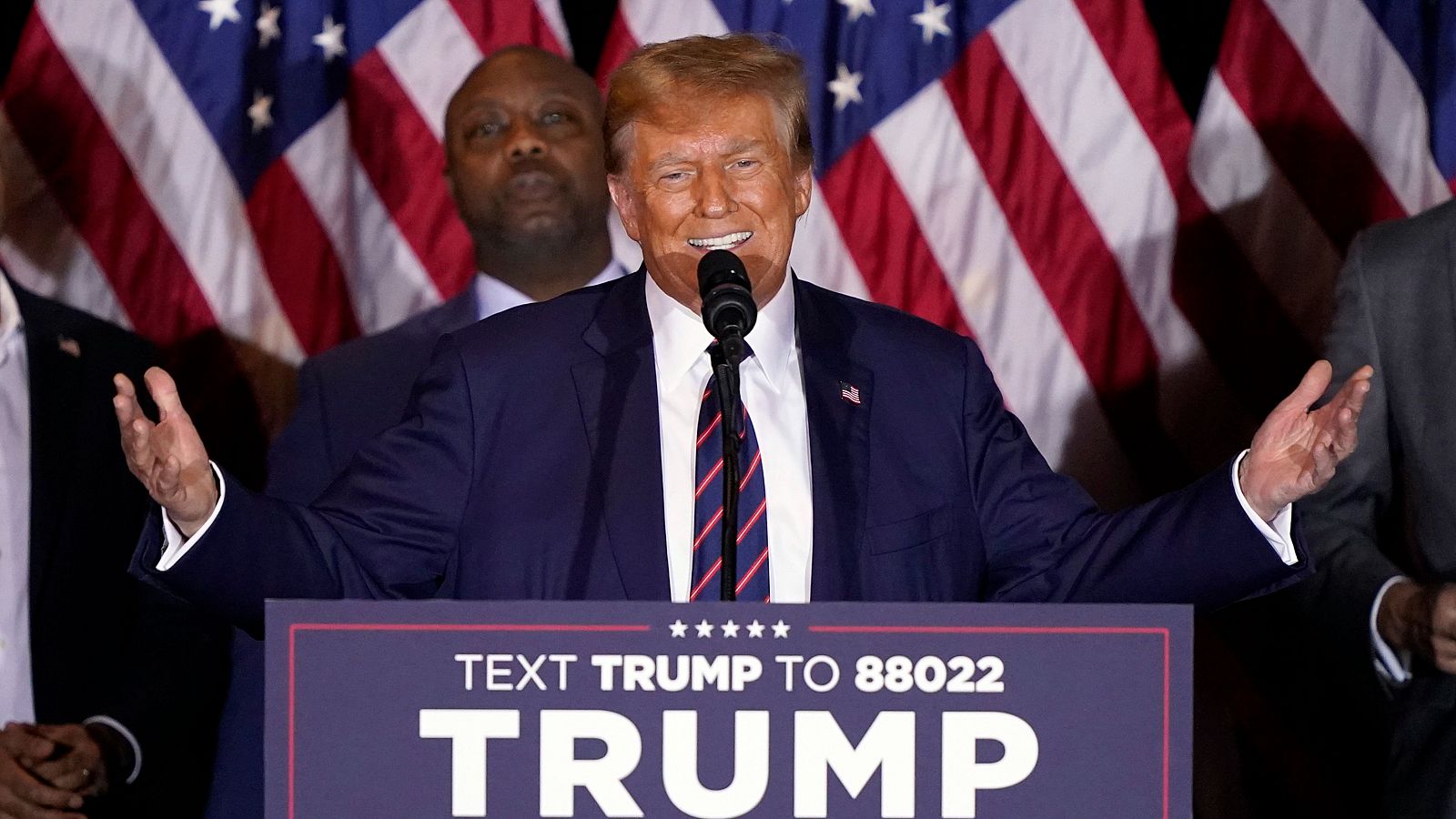 El candidato presidencial republicano, el expresidente Donald Trump, habla en una fiesta nocturna de las elecciones primarias en Nashua, New Hampshire