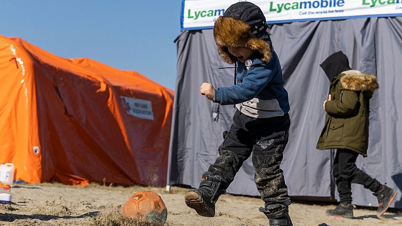 Un niño juega en el campamento de refugiados en Budomierz, Polonia