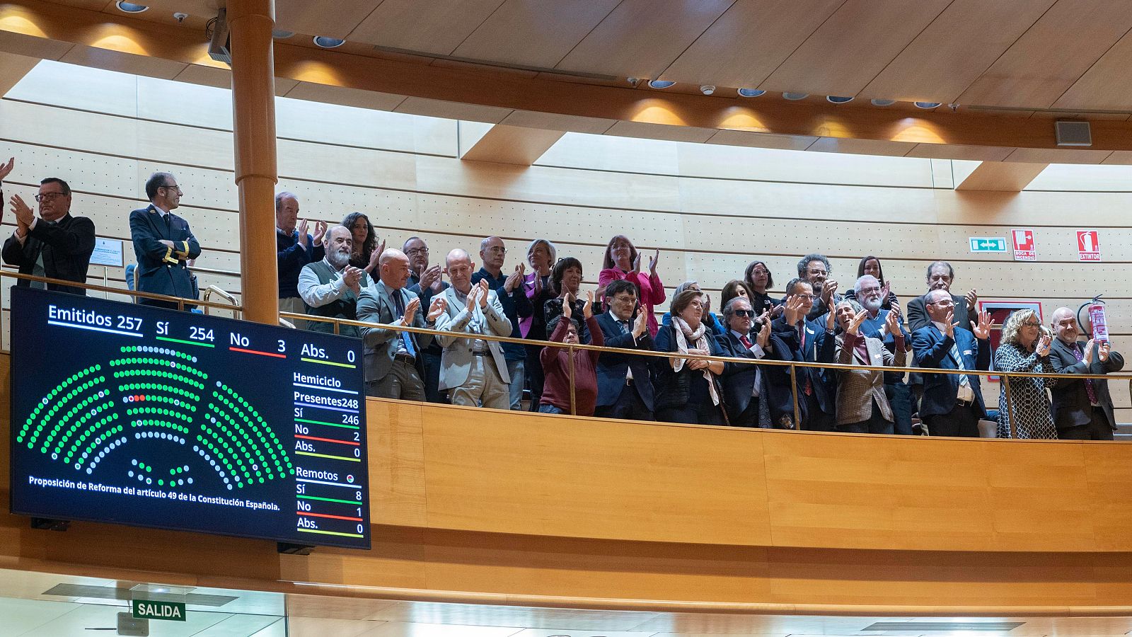 Aplausos tras la aprobación de la reforma del artículo 49 de la Constitución