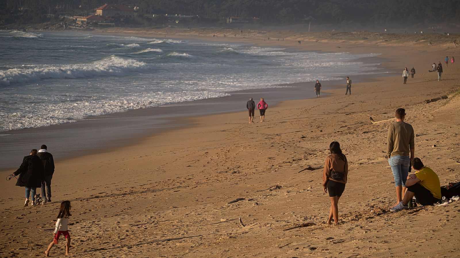 Varias personas disfrutan de las altas temperaturas en la playa de A Lanzada, a 25 de enero de 2024, en Pontevedra