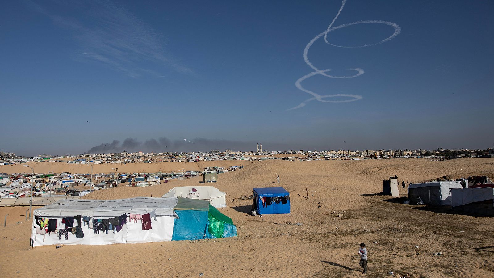 Palestinos desplazados dentro del campamento de Rafah, cerca de la frontera con Egipto, en el sur de la Franja de Gaza