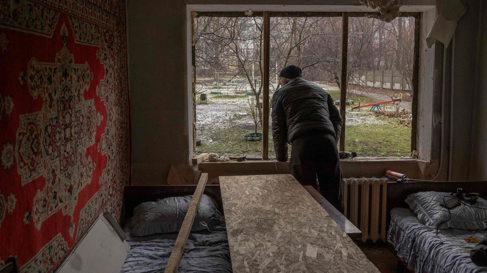 Un hombre dentro de su apartamento dañado tras un bombardeo nocturno en la localidad de Myrnohrad, Donetsk