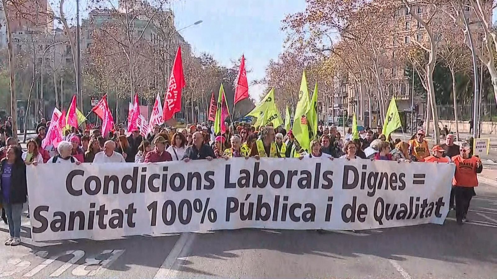 Professionals sanitaris manifestant-se per demanar condicions laborals dignes