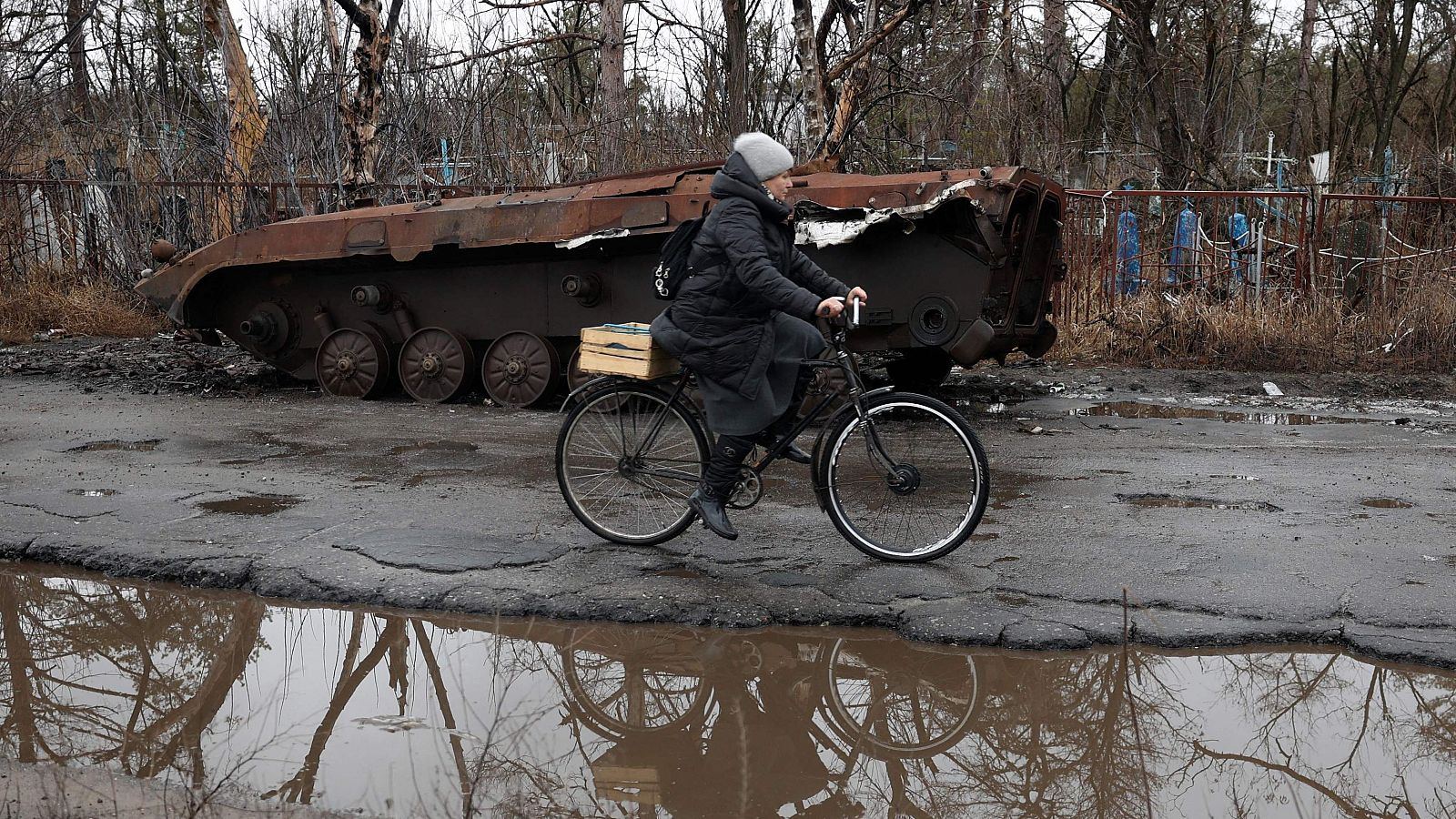 Una mujer pasa en bicicleta junto a un tanque en la ciudad ucraniana de Sviatogirsk
