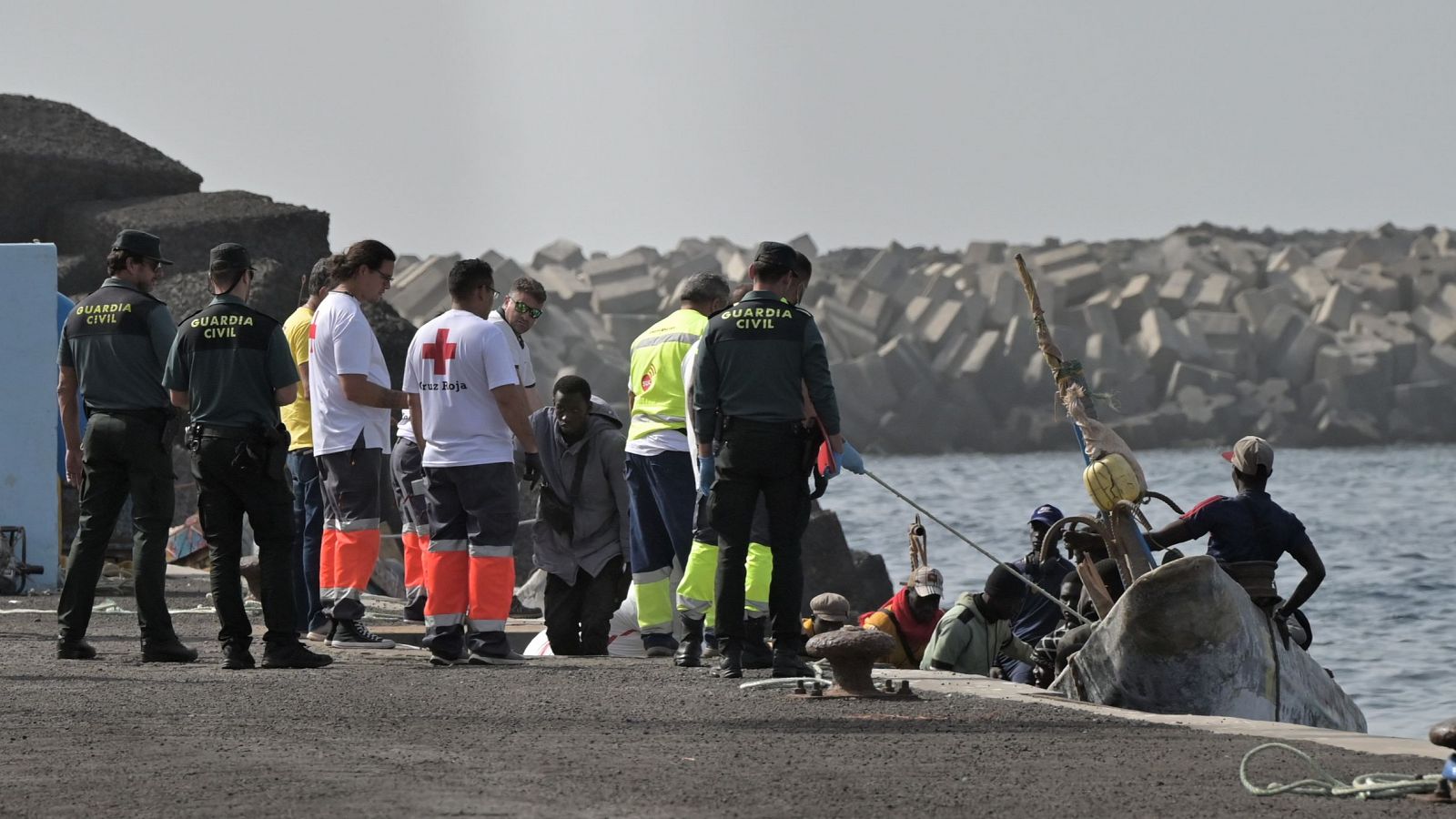 Fotografía del desembarque de 81 inmigrantes rescatados en la tarde de este domingo