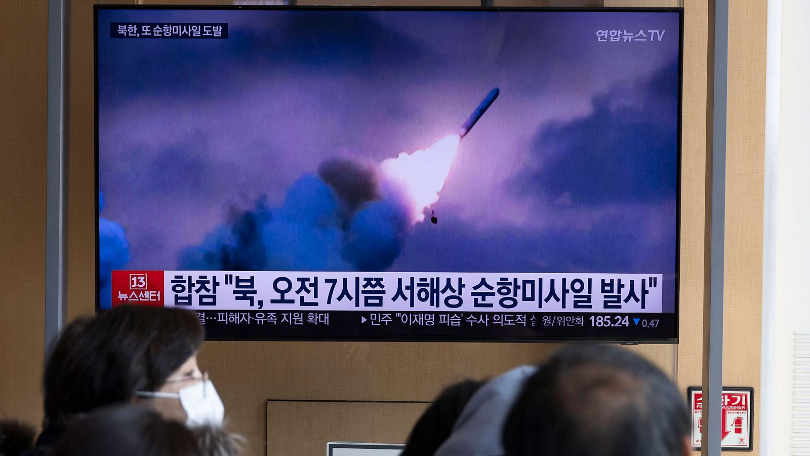 Varias personas ven las noticias en una estación de Seúl, Corea del Sur