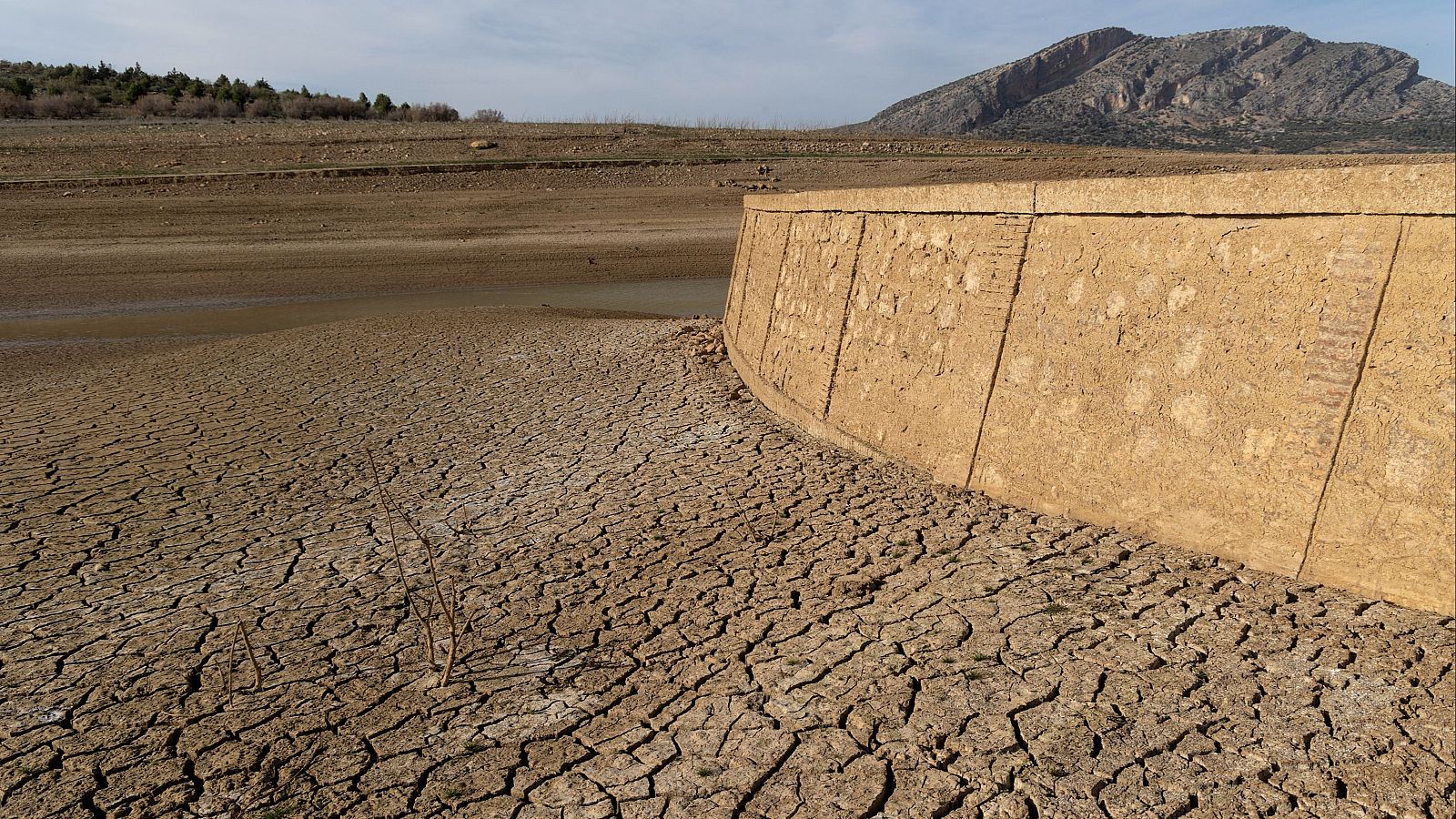 Restos de un antiguo puente en el embalse de Guadalteba que han emergido debido a la falta de lluvias