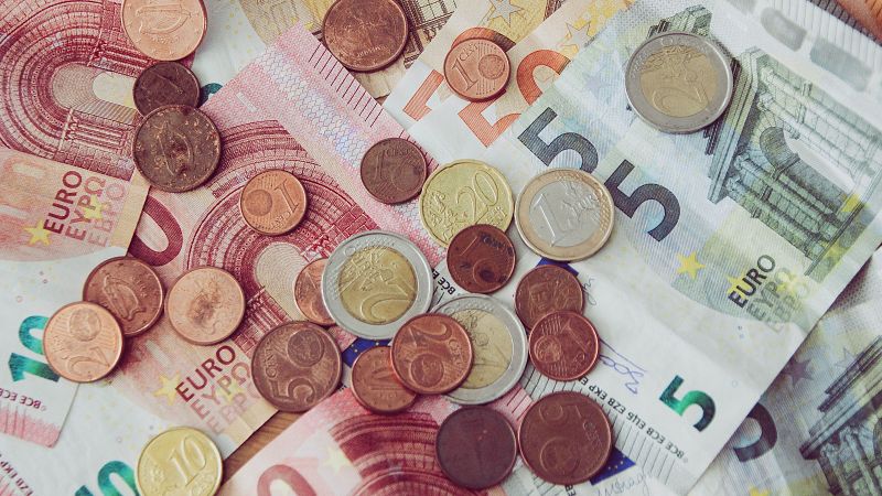 El déficit público cerró en el 3,7% del PIB en 2023