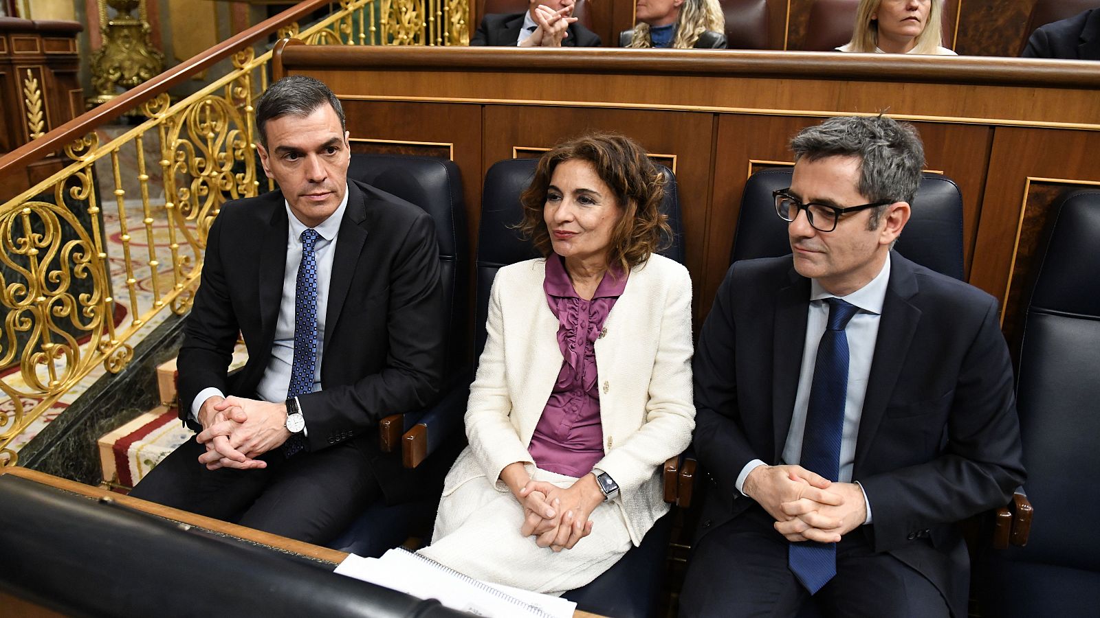 Pedro Sánchez amb la vicepresidenta primera del Govern i el ministre de la Presidència al Congrés