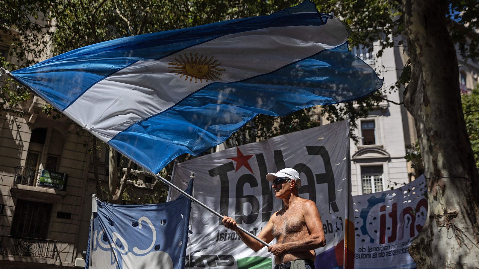 Un hombre ondea una bandera argentina durante una protesta contra el presidente Javier Milei