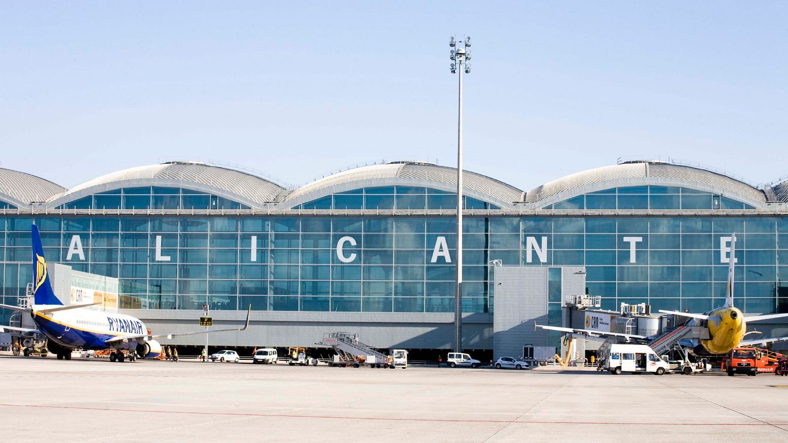 Iberia subrogará trabajadores del 'handling' si no se da un acuerdo con sindicatos en 24 horas