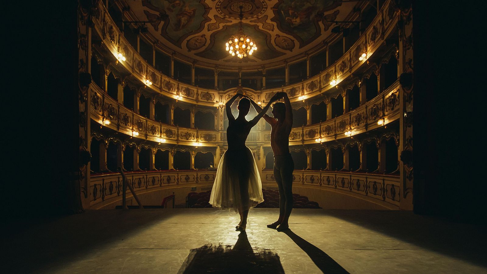 Dos bailarines en el escenario de un teatro