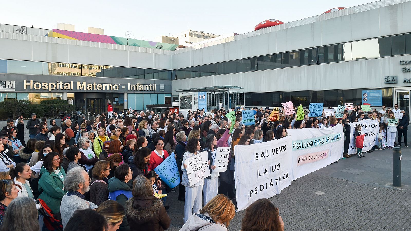 Decenas de personas durante una concentración para reclamar una solución para la UCI Pediátrica de La Paz