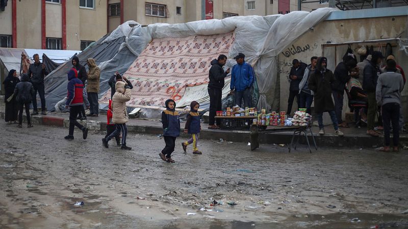 Ciudadanos palestinos pasean por las calles de Ráfah