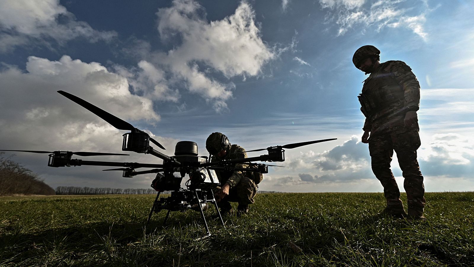 Un militar ucraniano junto a un dron en Zaporiyia