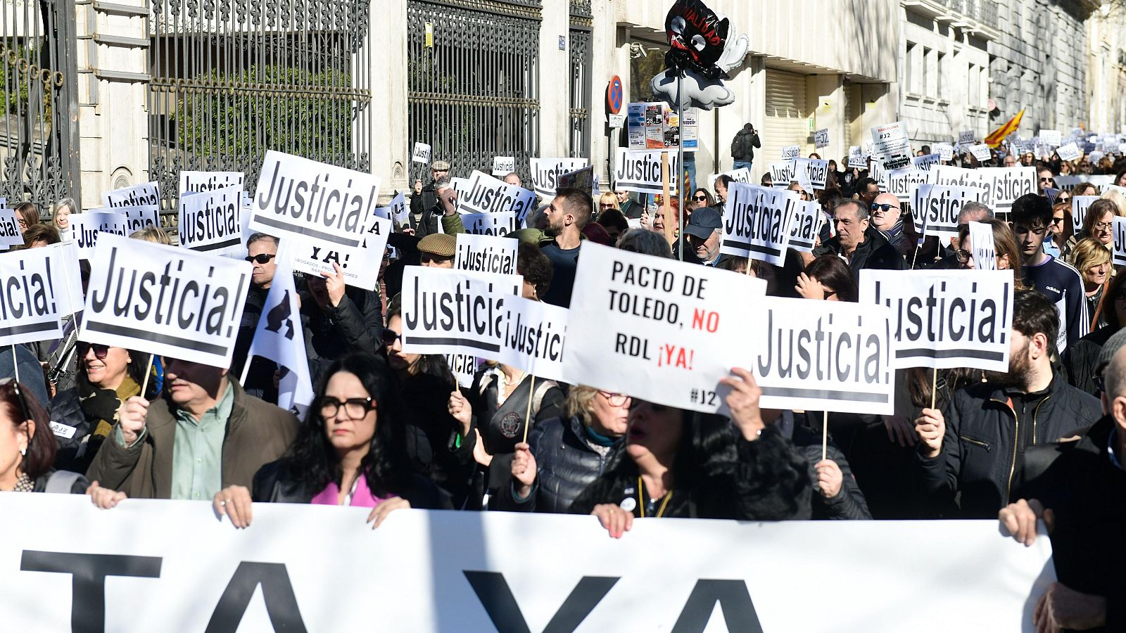 Manifestación de abogados y procuradores en Madrid