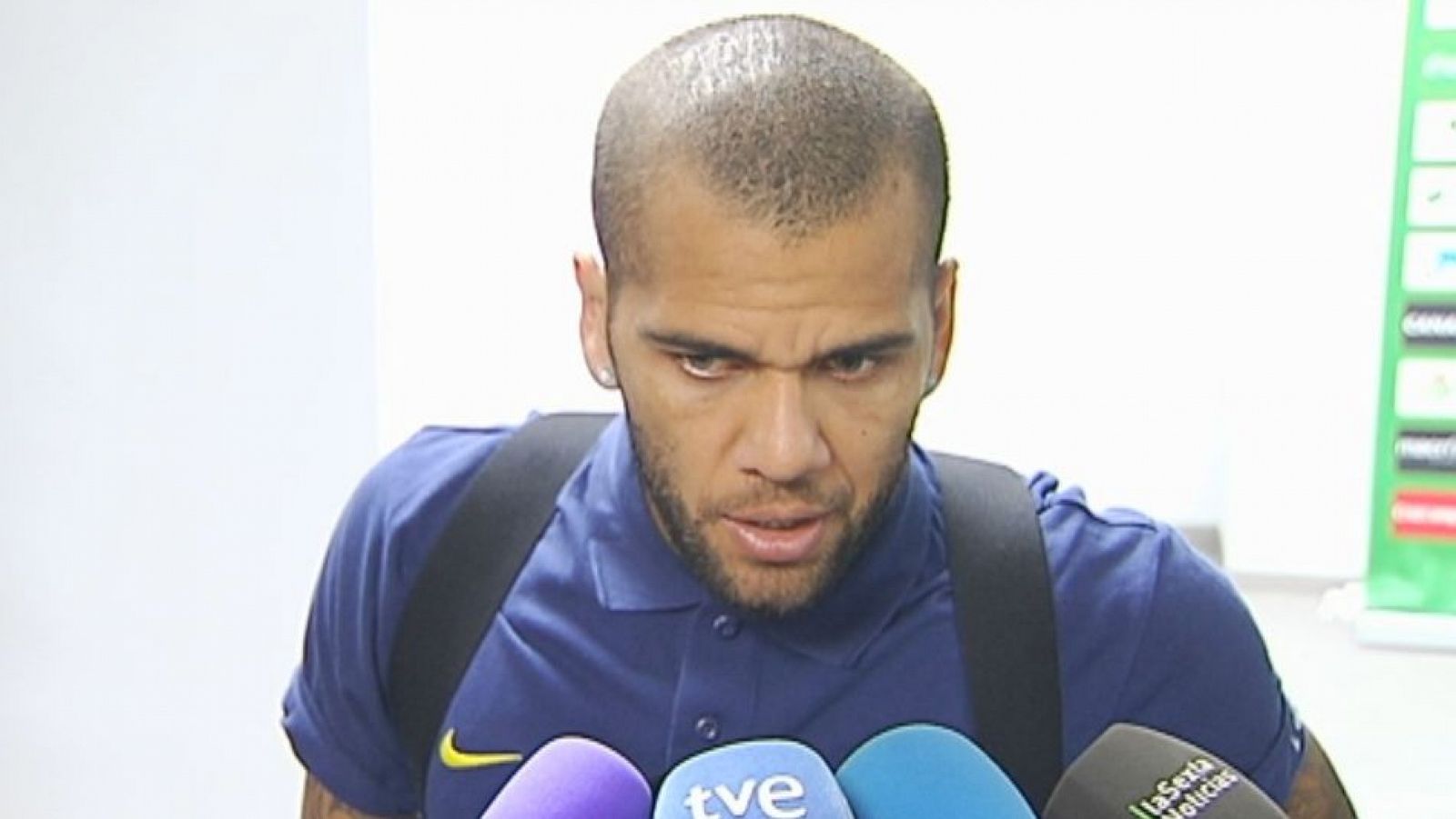 Dani Alves atén els mitjans després de jugar un partit amb el Barça