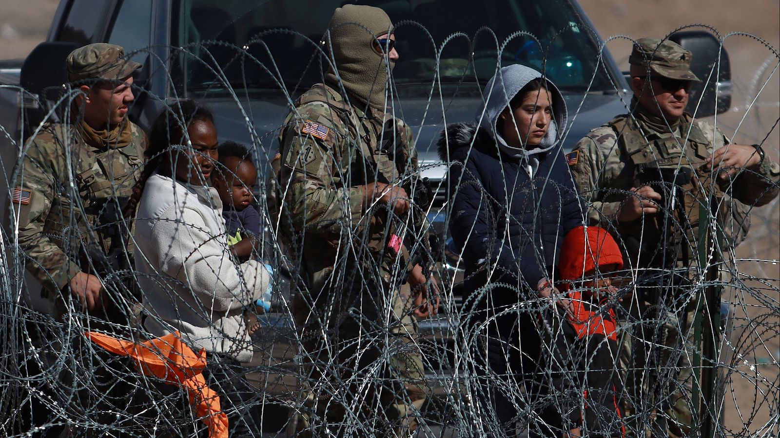 Un grupo de personas cruzan una alambrada en el área fronteriza con Estados Unidos en Ciudad Juárez, México