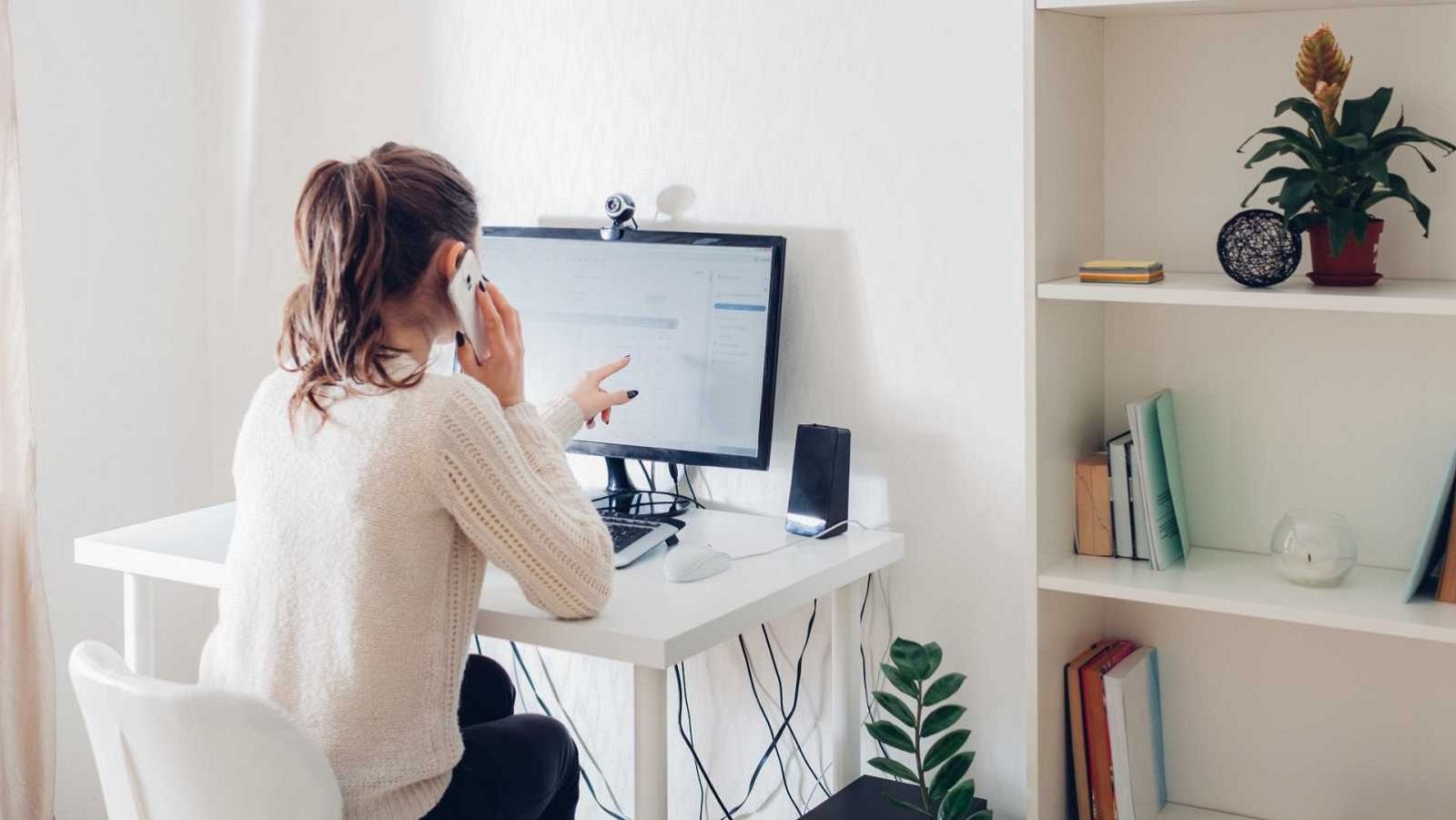 Imagen de archivo de una mujer teletrabajando desde su hogar