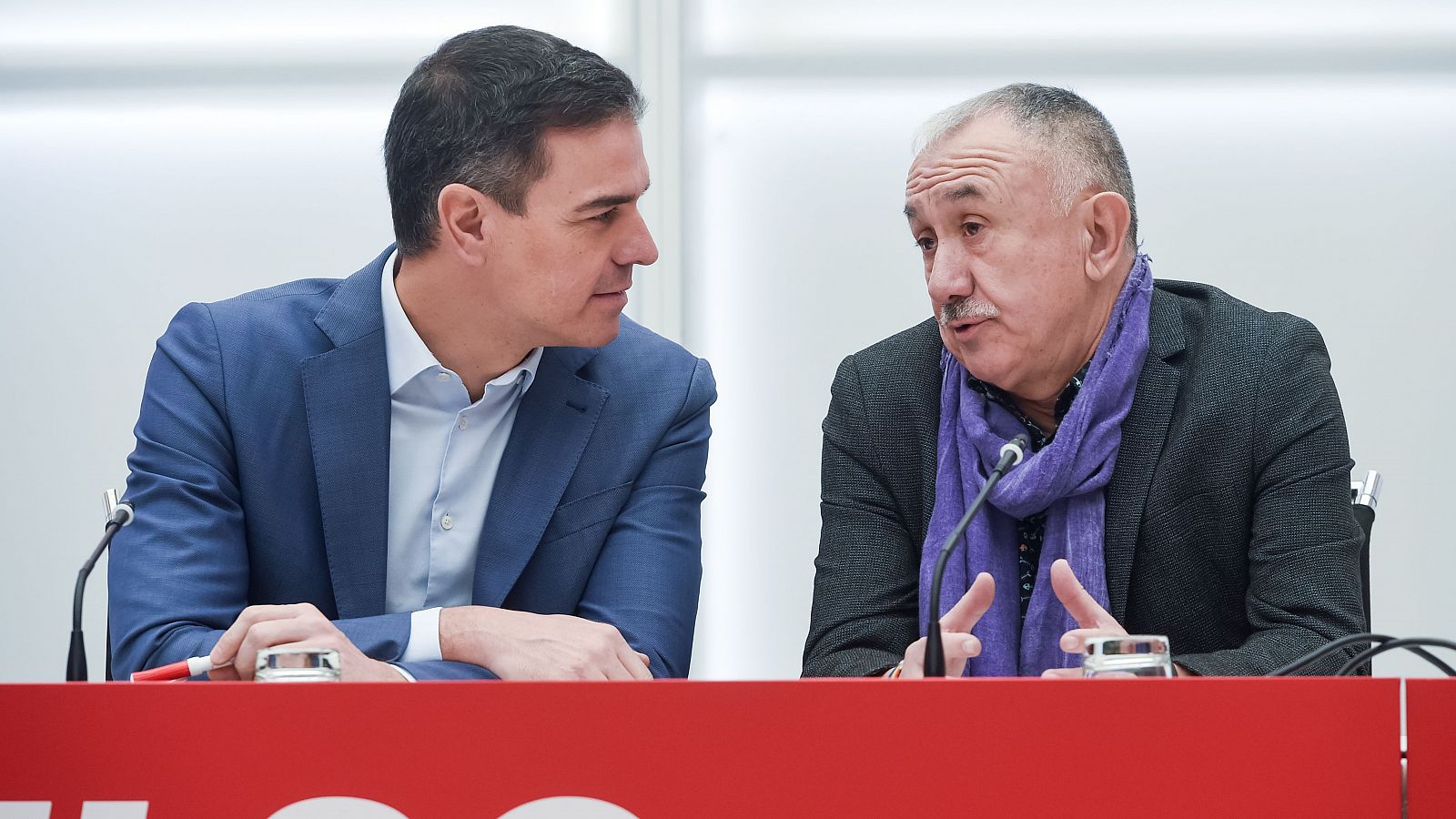 El presidente del Gobierno, Pedro Sánchez, durante la reunión con el secretario general del sindicato UGT, Pepe Álvarez