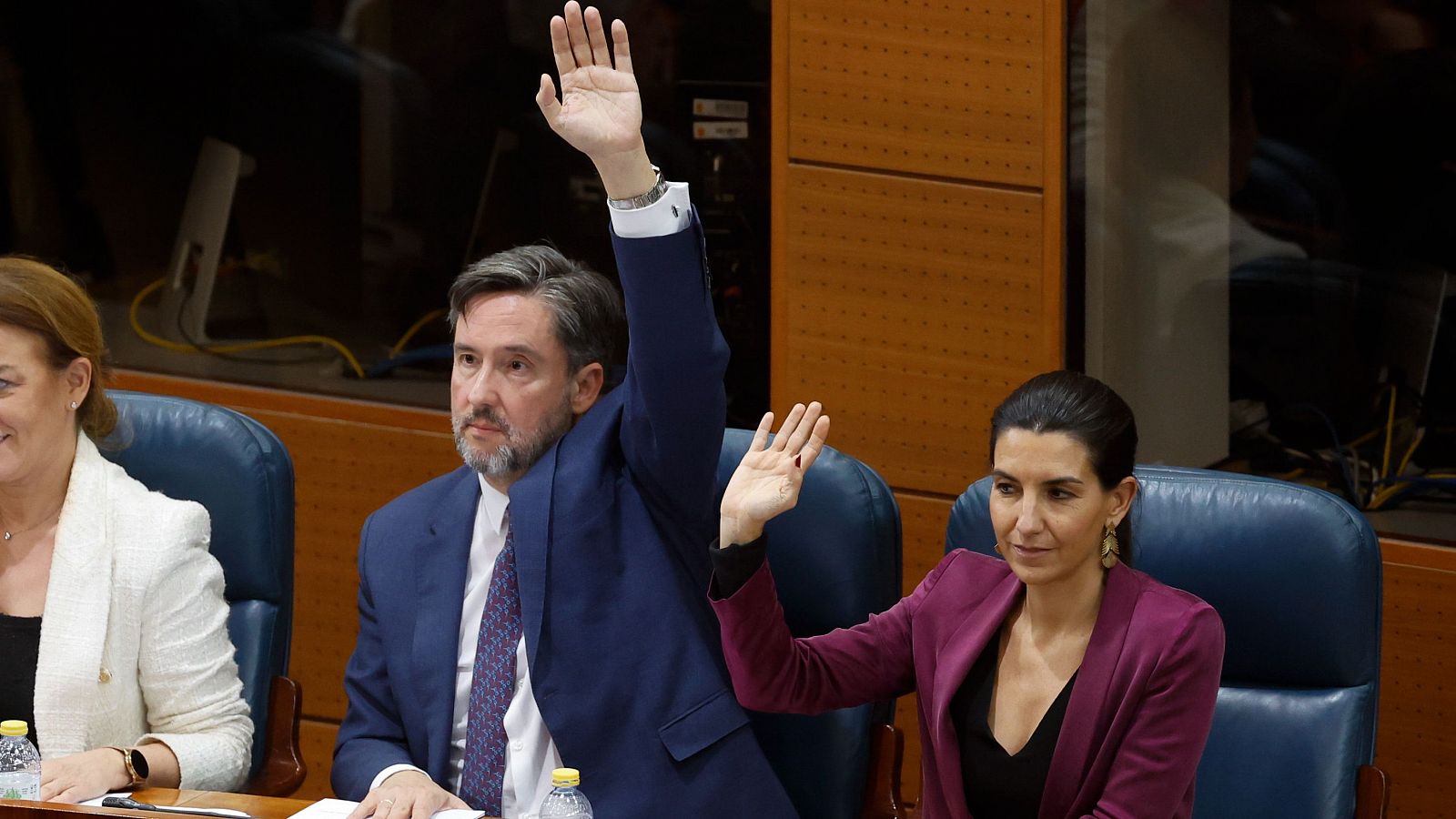 Rocío Monasterio y José Luis Ruiz durante una votación en la Asamblea