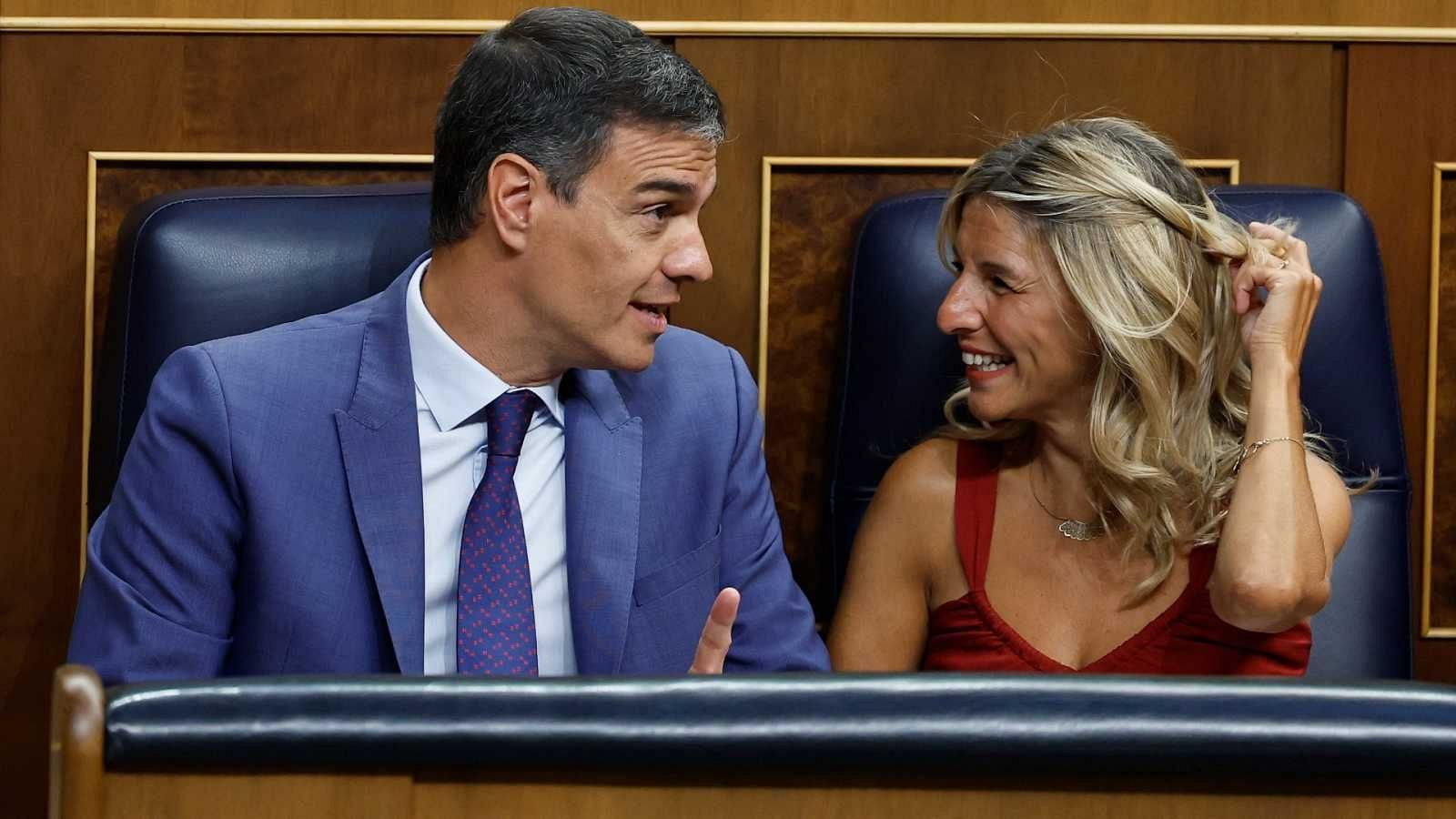 El presidente del Gobierno, Pedro Sánchez, y la ministra de Trabajo, Yolanda Díaz