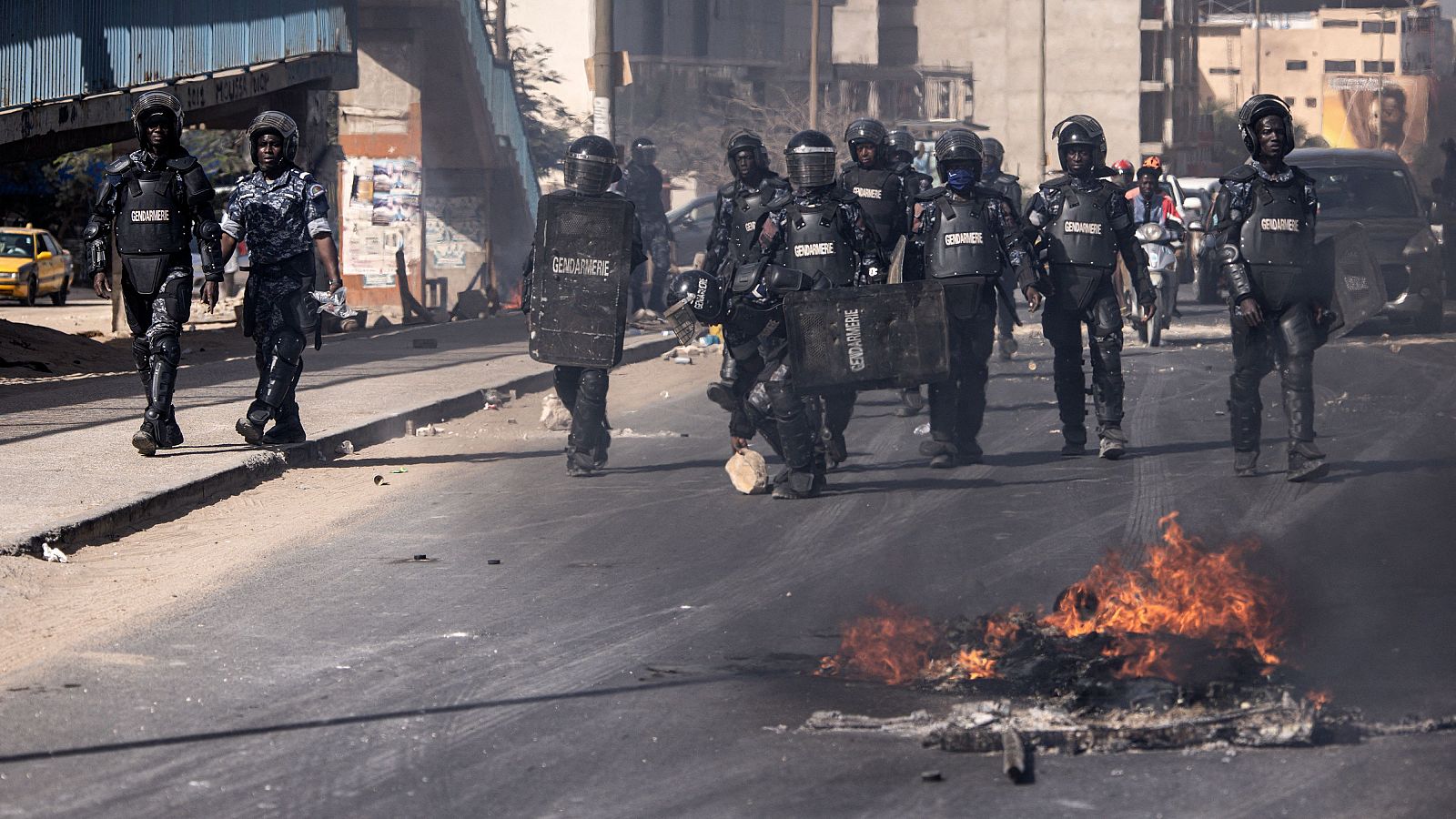 Varios policías antidisturbios durante las protestas en Dakar, Senegal