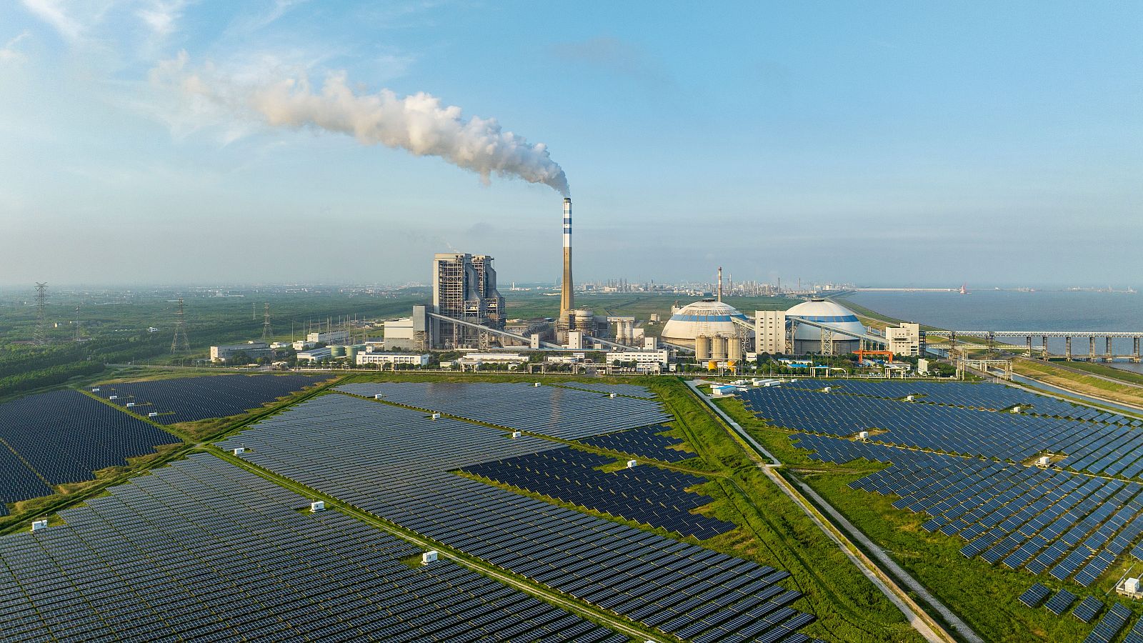 Una central térmica junto a una planta solar