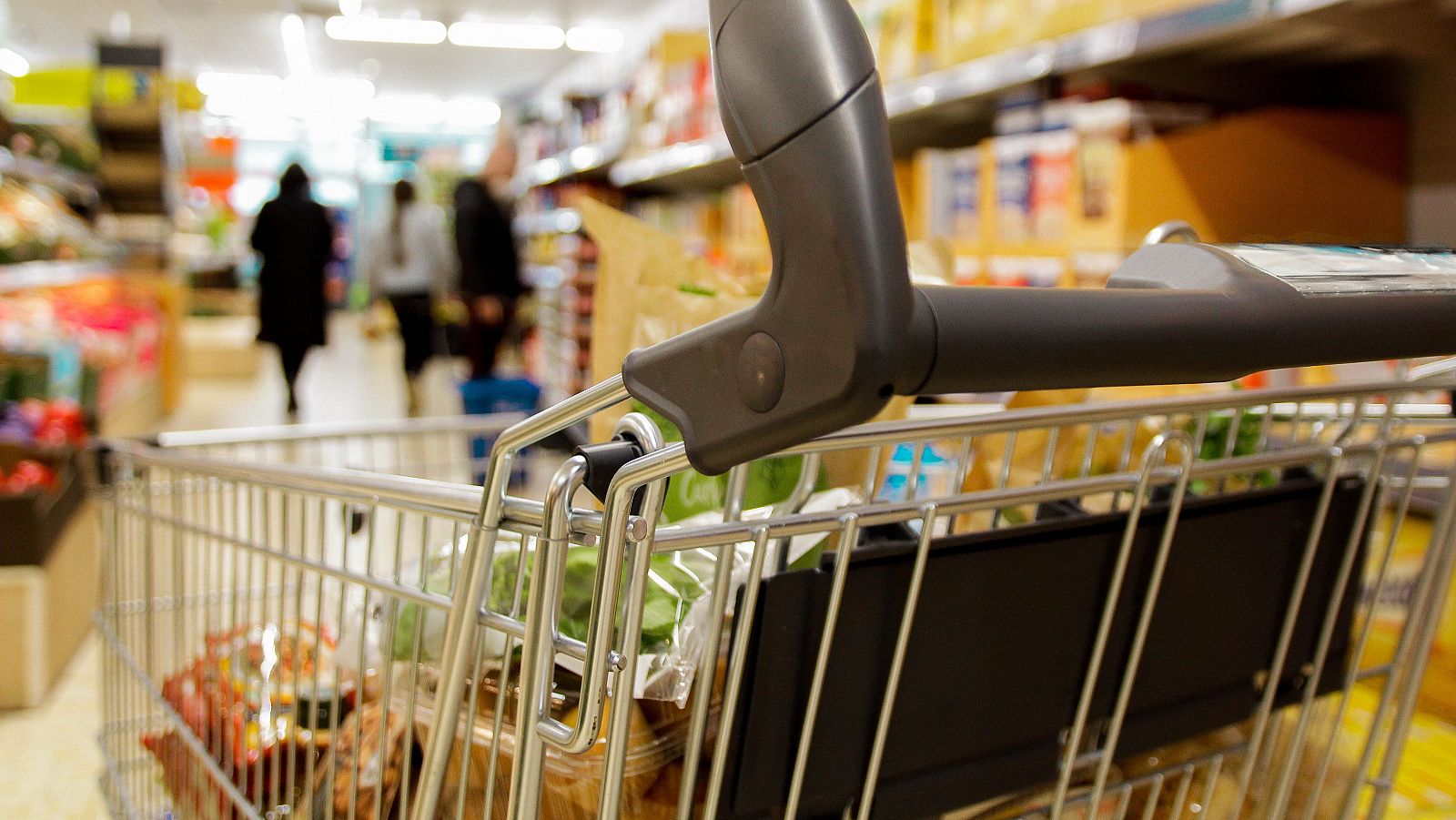 Una cesa de la compra en un supermercado