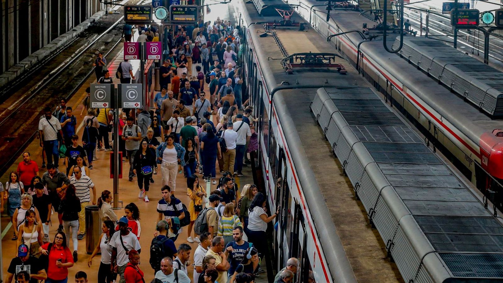 Vista de los trenes de Cercanías parado en la estación de Atocha en Madrid