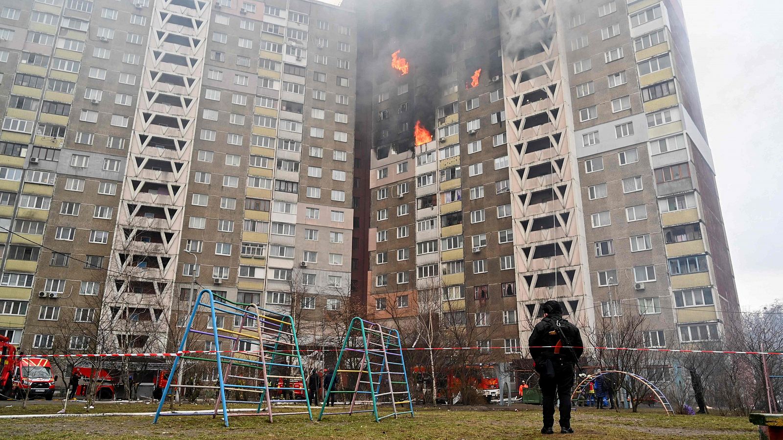 Un policía ucraniano junto a un edificio residencial dañado como resultado de un ataque con misiles rusos a Kiev