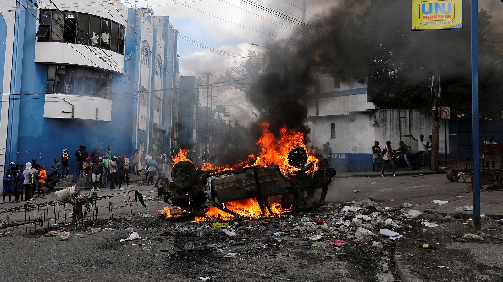 Un coche incendiado durante las protestas en Haití