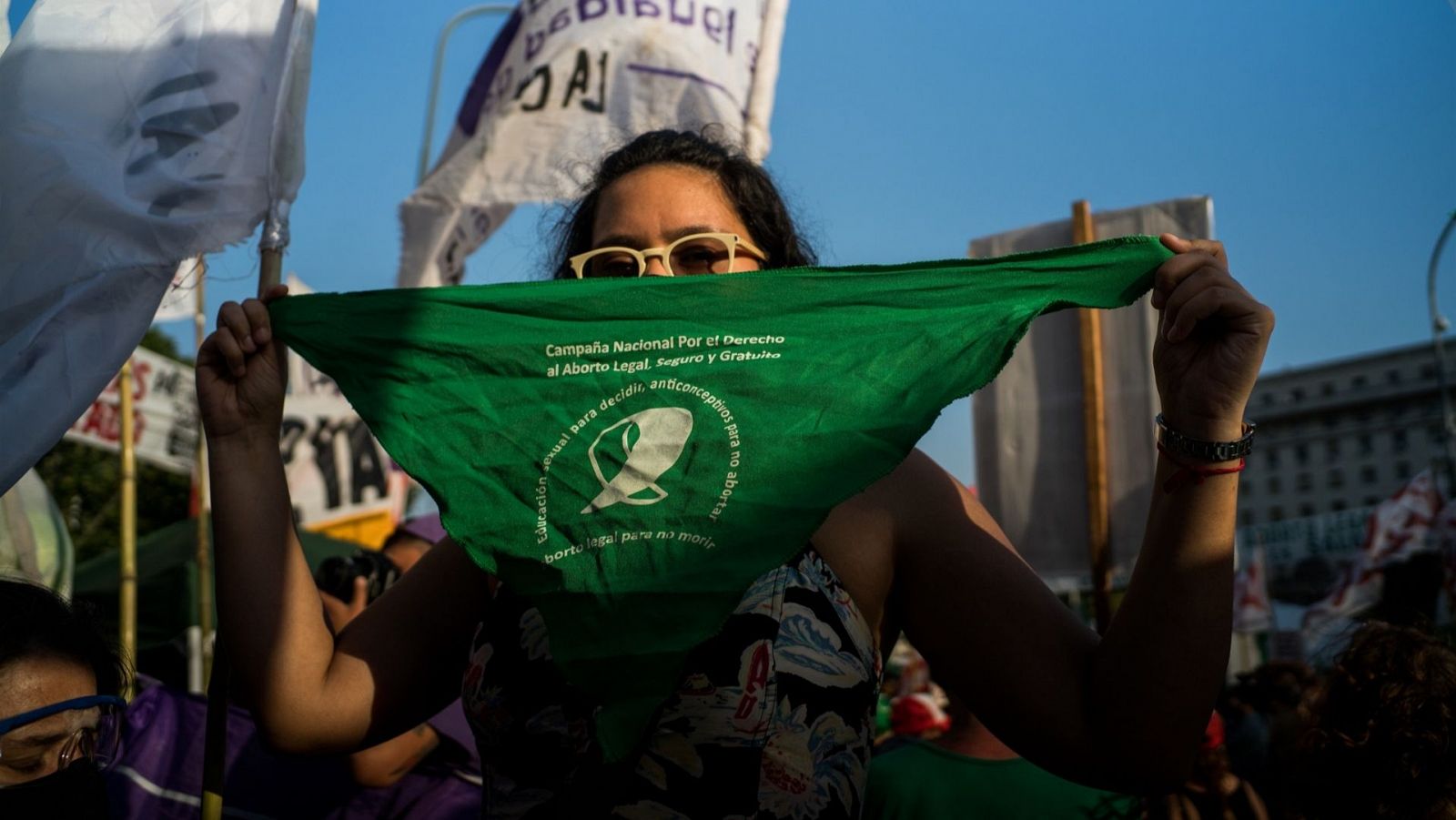 Una mujer sostiene un pañuelo verde a favor de la legalización del aborto en Argentina